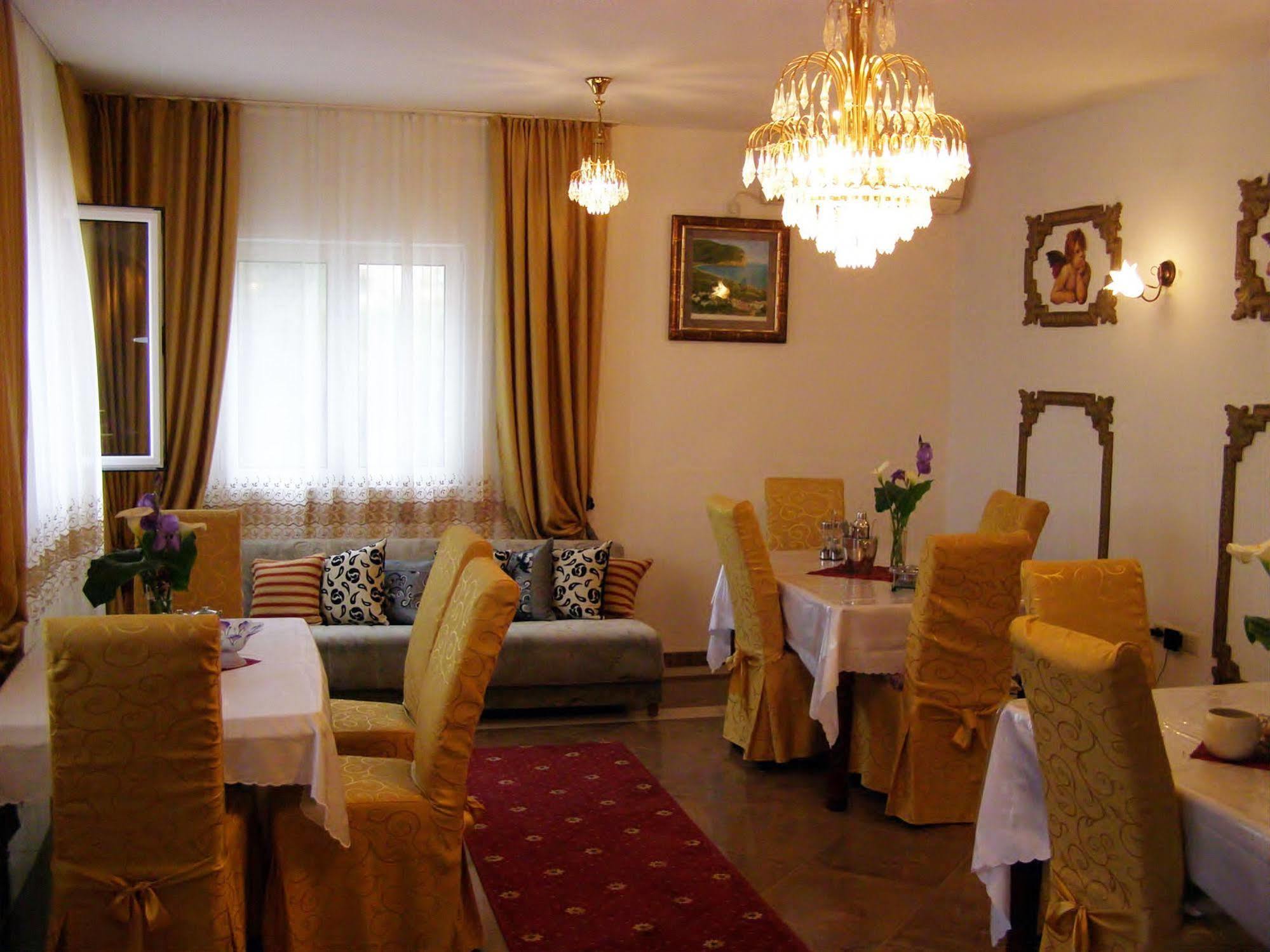 Hotel Wellness & Spa Angelo Gabriel Petrovac Bagian luar foto